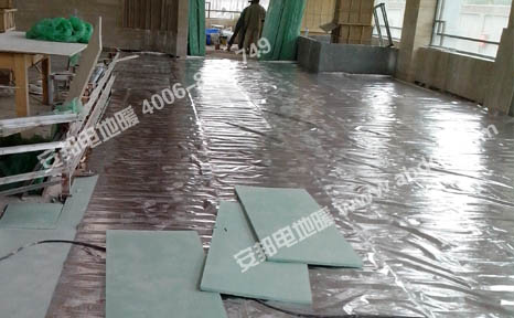 鋪設電地暖保溫板和反射膜
