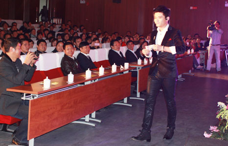 市領導觀看演出;主席臺左起第二位:安邦集團董事長李貽連,第四位:天長市委書記楊東坡,第五位:天長市副市長陳寶全